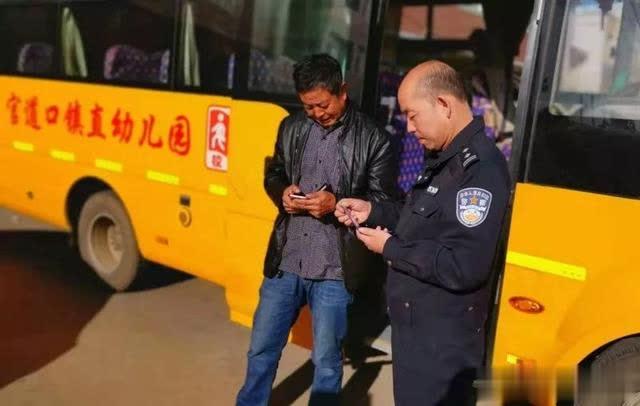 盧氏縣公安局交警大隊車管所開展客車和校車安全檢查/ 盧氏縣公安局交警大隊車管所開展客車和校車安全檢查