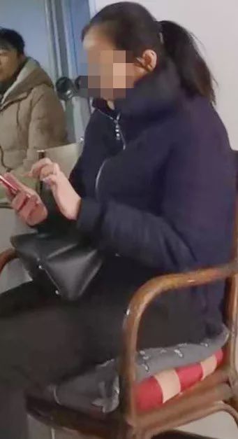 哈爾冰一校車急剎車，女教師腰摔骨折！想要賠償?shù)攘?個多月！