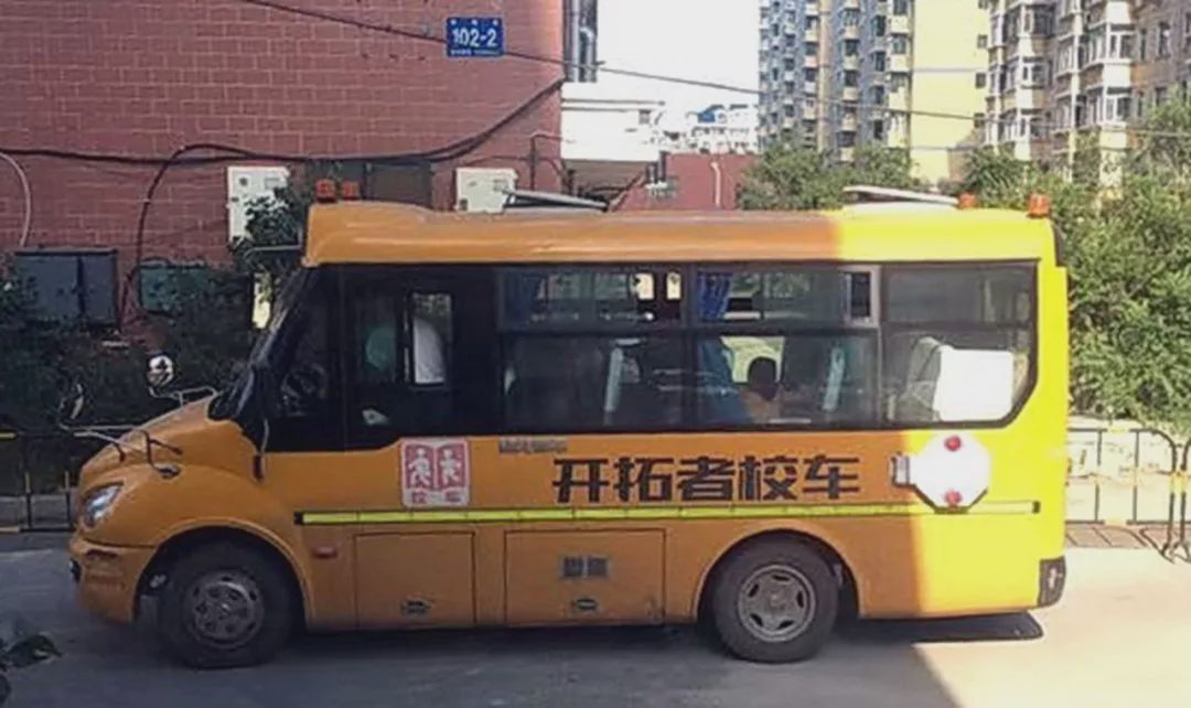 哈爾冰一校車急剎車，女教師腰摔骨折！想要賠償?shù)攘?個多月！