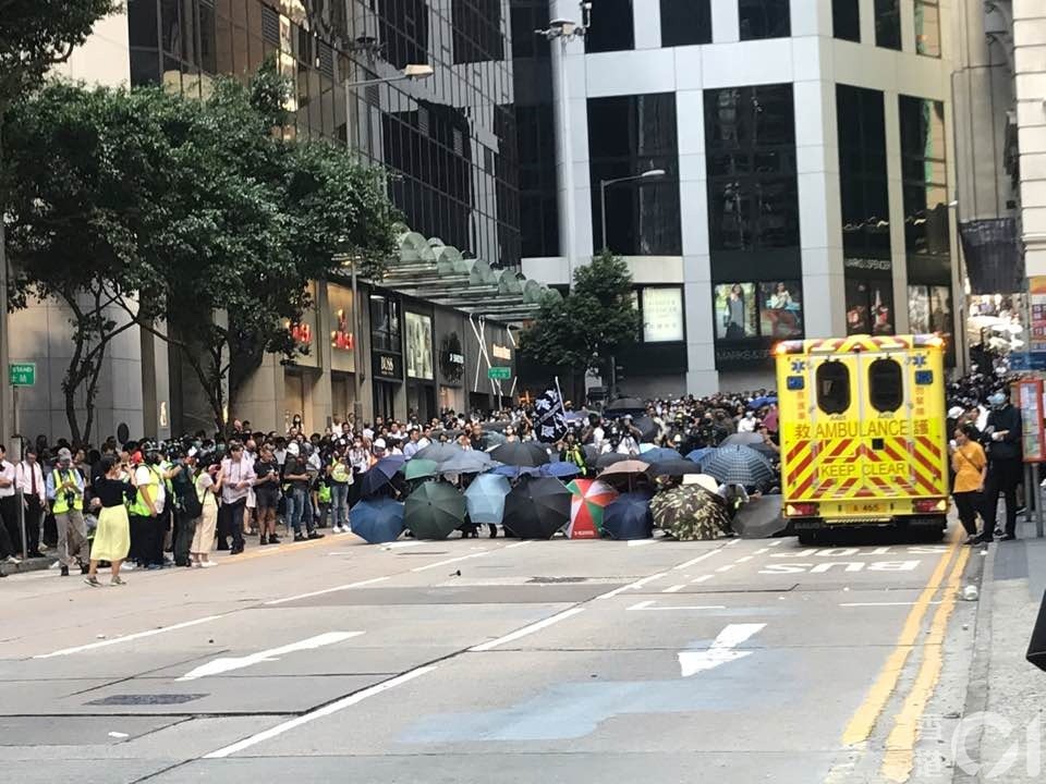 “他們想讓香港癱瘓!”暴徒對市民淋潑易燃液體、朝校車前扔汽油彈…… “他們想讓香港癱瘓!”暴徒對市民淋潑易燃液體、朝校車前扔汽油彈……