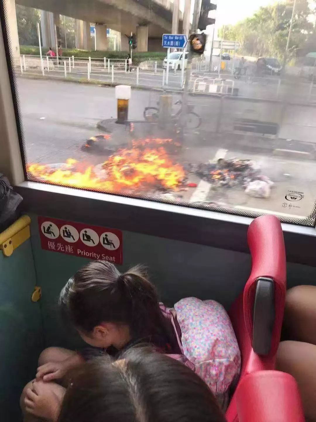 “他們想讓香港癱瘓!”暴徒對市民淋潑易燃液體、朝校車前扔汽油彈…… “他們想讓香港癱瘓!”暴徒對市民淋潑易燃液體、朝校車前扔汽油彈……