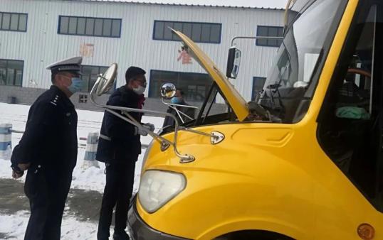 互助交警為校車審驗開辟“綠色通道”