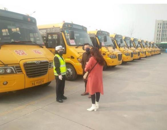 西安交警利用雙休日對轄區(qū)校車集中進(jìn)行上線檢測