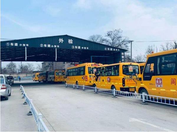 西安交警利用雙休日對轄區(qū)校車集中進(jìn)行上線檢測