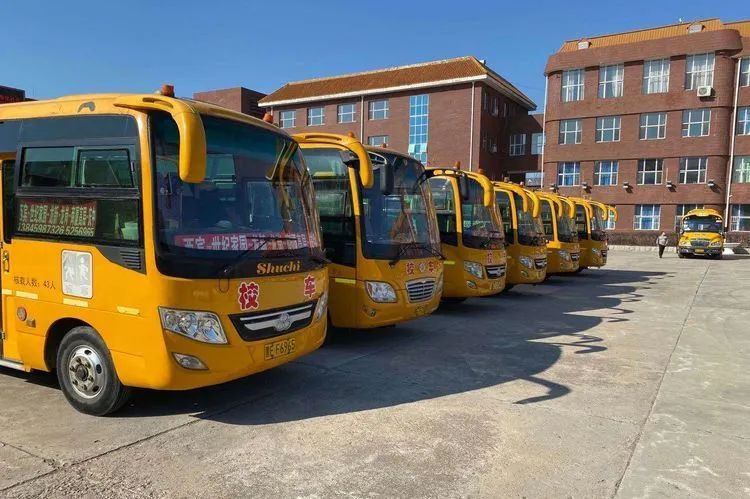 大慶交警深入大慶中學開展校車駕駛?cè)税踩嘤柤鞍踩髾z查/ 大慶交警深入大慶中學開展校車駕駛?cè)税踩嘤柤鞍踩髾z查