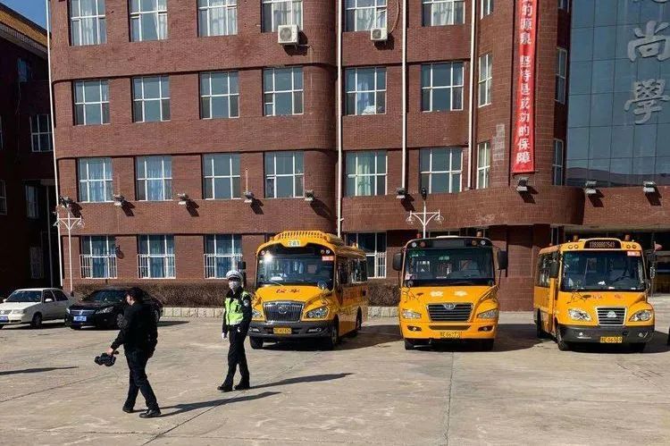 大慶交警深入大慶中學開展校車駕駛?cè)税踩嘤柤鞍踩髾z查/ 大慶交警深入大慶中學開展校車駕駛?cè)税踩嘤柤鞍踩髾z查