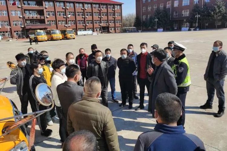 大慶交警深入大慶中學開展校車駕駛?cè)税踩嘤柤鞍踩髾z查/ 大慶交警深入大慶中學開展校車駕駛?cè)税踩嘤柤鞍踩髾z查