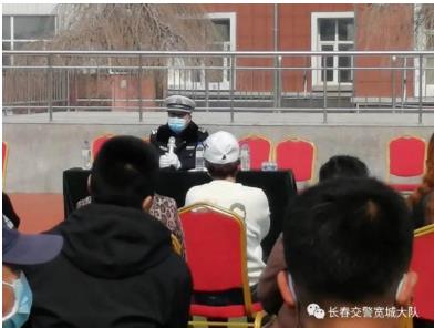 長春寬城交警聯合教育局開展校車安全集中檢查工作/ 長春寬城交警聯合教育局開展校車安全集中檢查工作