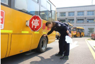 常德交警柳葉湖大隊(duì):開(kāi)展校車(chē)安全隱患大排查行動(dòng) 常德交警柳葉湖大隊(duì):開(kāi)展校車(chē)安全隱患大排查行動(dòng)