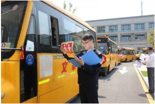 常德交警柳葉湖大隊(duì):開(kāi)展校車(chē)安全隱患大排查行動(dòng) 常德交警柳葉湖大隊(duì):開(kāi)展校車(chē)安全隱患大排查行動(dòng)