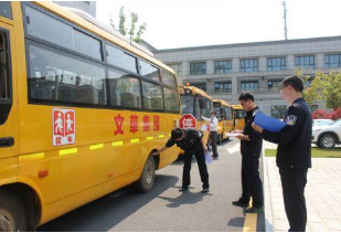 常德交警柳葉湖大隊(duì):開(kāi)展校車(chē)安全隱患大排查行動(dòng) 常德交警柳葉湖大隊(duì):開(kāi)展校車(chē)安全隱患大排查行動(dòng)