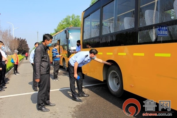 淄博淄川交警大隊(duì)臨檢57輛校車護(hù)航開學(xué)季/ 淄博淄川交警大隊(duì)臨檢57輛校車護(hù)航開學(xué)季