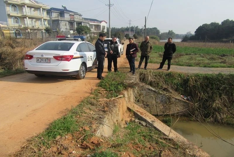 常德柳葉湖交警:深入農村開展校車線路隱患排查/ 常德柳葉湖交警:深入農村開展校車線路隱患排查