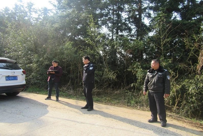 常德柳葉湖交警:深入農村開展校車線路隱患排查/ 常德柳葉湖交警:深入農村開展校車線路隱患排查