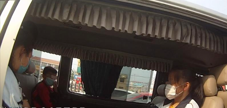 一人35元?響水境內(nèi)出現(xiàn)一輛“假”校車,被民警當(dāng)場(chǎng)攔下 一人35元?響水境內(nèi)出現(xiàn)一輛“假”校車,被民警當(dāng)場(chǎng)攔下