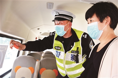 上海:即將“復工”的校車“身體狀況”如何? “全方位體檢” 防止“病車”上路 WDCM上傳圖片
