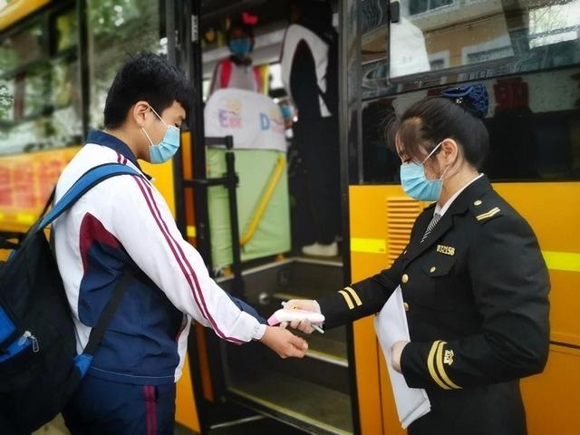 復課首日 交運西海岸溫馨校車啟動163輛校車為學子保駕護航 復課首日 交運西海岸溫馨校車啟動163輛校車為學子保駕護航