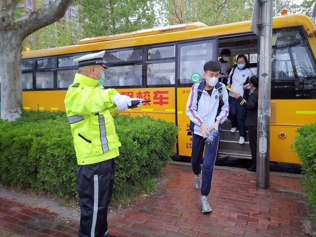 復課首日 交運西海岸溫馨校車啟動163輛校車為學子保駕護航 復課首日 交運西海岸溫馨校車啟動163輛校車為學子保駕護航