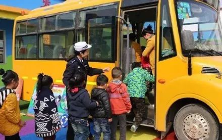 贛州家長請留意!事關你家孩子每天乘坐的校車 ▲ 待車停穩后,依次排隊、有序上車