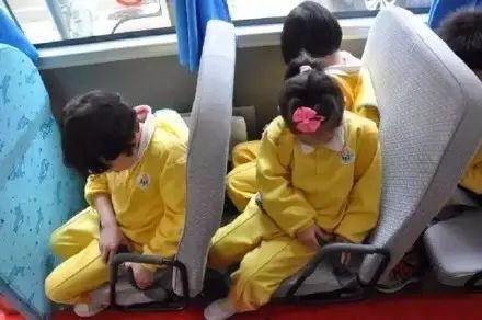 贛州家長請留意!事關你家孩子每天乘坐的校車 ▲ 乘車時系好安全帶