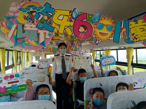 萊西交運校車大手拉小手 快樂迎六一 萊西交運校車大手拉小手 快樂迎六一