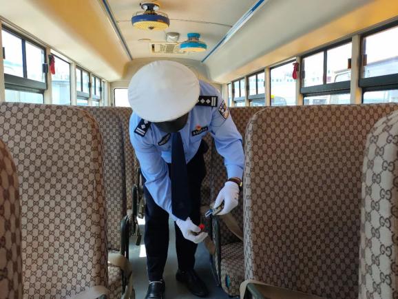 洮南公安交巡警對校車駕駛?cè)诉M行復(fù)學(xué)前安全培訓(xùn)