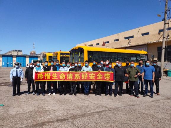 洮南公安交巡警對校車駕駛?cè)诉M行復(fù)學(xué)前安全培訓(xùn)