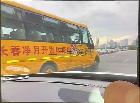 長春凈月第一實驗學校校車別停私家車？市民氣憤報警！