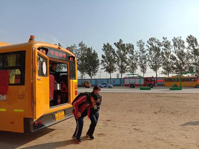 徐水區教育和體育局舉行校車突發事件應急演練,為乘車師生安全保駕護航 徐水區教育和體育局舉行校車突發事件應急演練,為乘車師生安全保駕護航