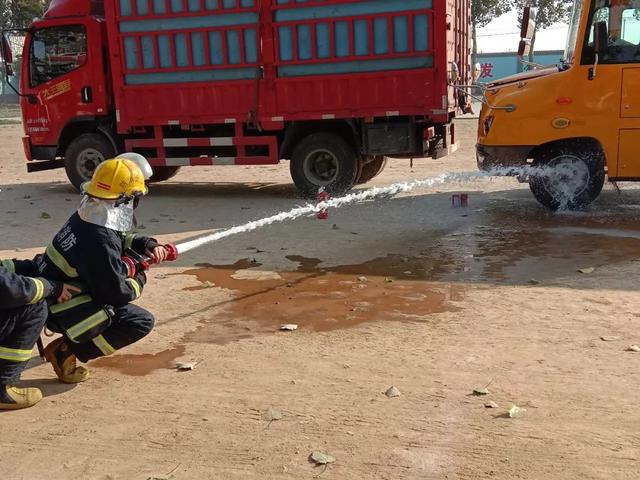徐水區教育和體育局舉行校車突發事件應急演練,為乘車師生安全保駕護航 徐水區教育和體育局舉行校車突發事件應急演練,為乘車師生安全保駕護航