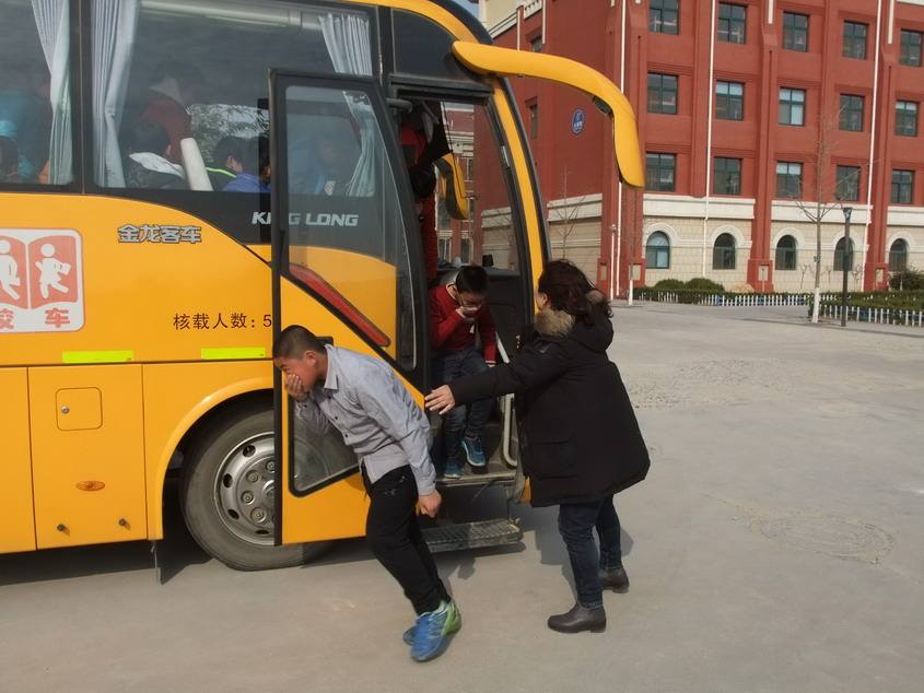 寧遠(yuǎn)縣第八完全小學(xué)開展校車安全演練 保障學(xué)生出行安全