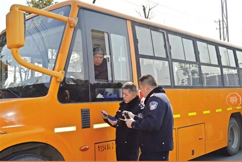 新寧縣嚴查校車安全隱患/ 新寧縣嚴查校車安全隱患