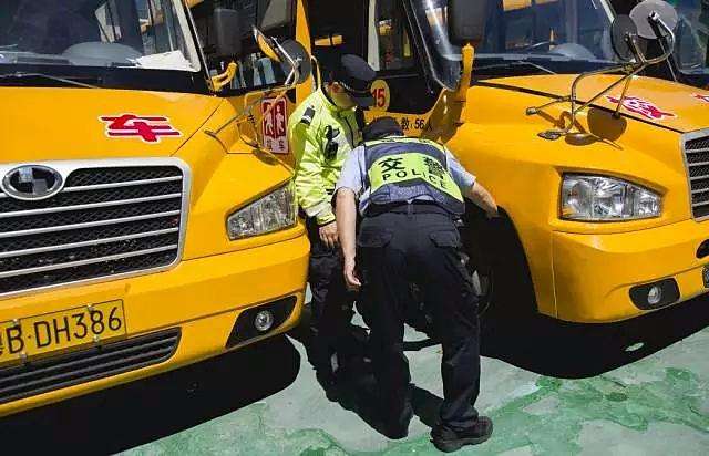 湖南省吉首交警嚴查“黑校車”