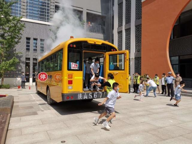 未央大隊深入轄區校園開展事故預防“減量控大”校車應急避險演練 未央大隊深入轄區校園開展事故預防“減量控大”校車應急避險演練