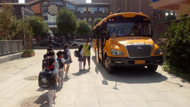 未央大隊深入轄區校園開展事故預防“減量控大”校車應急避險演練 未央大隊深入轄區校園開展事故預防“減量控大”校車應急避險演練