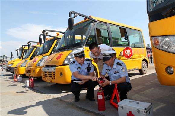 無棣交警突擊檢查校車 共同筑牢校園安全防線