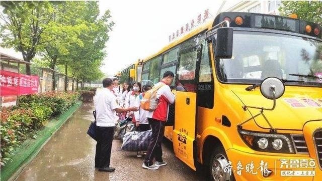 方便郊區2390名學生中考,膠州派64部校車專門去學校接人 方便郊區2390名學生中考,膠州派64部校車專門去學校接人
