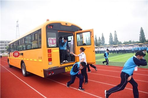 榮成:開展校車應急演練 保障師生出行安全 榮成:開展校車應急演練 保障師生出行安全
