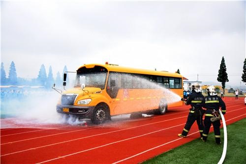 榮成:開展校車應急演練 保障師生出行安全 榮成:開展校車應急演練 保障師生出行安全