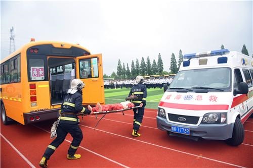 榮成:開展校車應急演練 保障師生出行安全 榮成:開展校車應急演練 保障師生出行安全