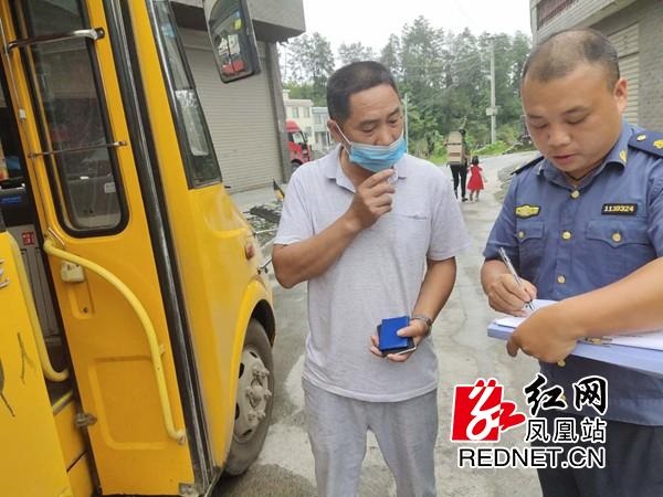 鳳凰縣阿拉營鎮：開展馬路市場交通頑瘴痼疾整治 保障鄉鎮客車校車安全穩定