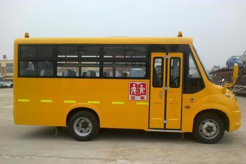 “校車起火了，孩子們跟我來！” 四川自貢沿灘開展校車應急逃生演練