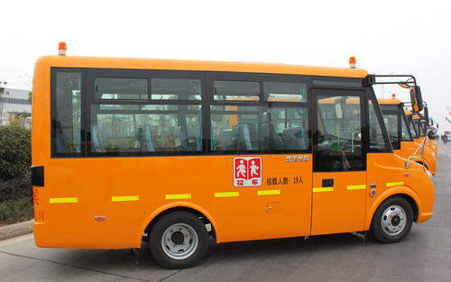 吉林四平交警查獲一輛“黑校車” 吉林四平交警查獲一輛“黑校車”