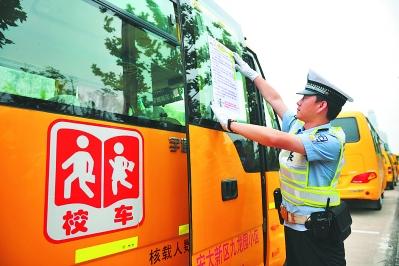 吉林四平交警查獲一輛“黑校車” 吉林四平交警查獲一輛“黑校車”