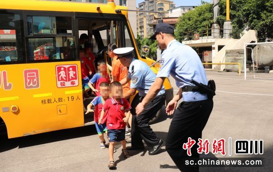 沿灘:聯(lián)合開展校車防火應(yīng)急逃生演練 沿灘:聯(lián)合開展校車防火應(yīng)急逃生演練