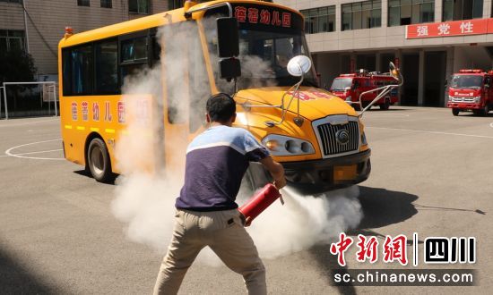 沿灘:聯(lián)合開展校車防火應(yīng)急逃生演練 演練現(xiàn)場