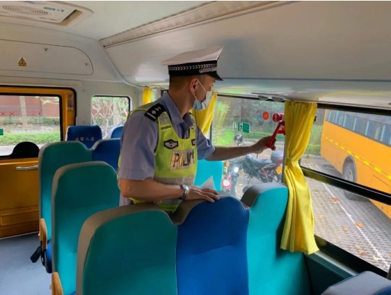 廣東里水學生返校時間越來越近,校車安全檢查起來~ 廣東里水學生返校時間越來越近,校車安全檢查起來~