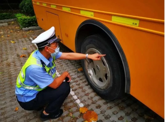 廣東里水學生返校時間越來越近,校車安全檢查起來~ 廣東里水學生返校時間越來越近,校車安全檢查起來~
