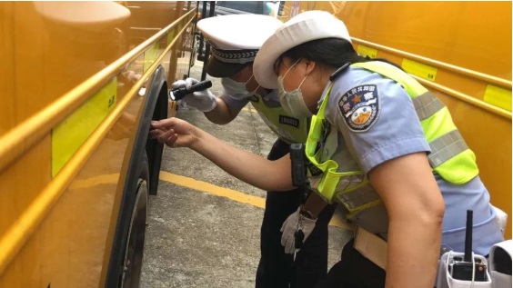 廣東里水學生返校時間越來越近,校車安全檢查起來~ 廣東里水學生返校時間越來越近,校車安全檢查起來~