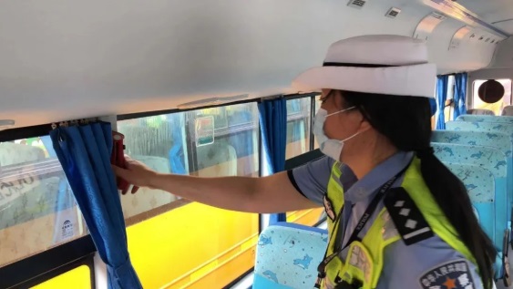 廣東里水學生返校時間越來越近,校車安全檢查起來~ 廣東里水學生返校時間越來越近,校車安全檢查起來~